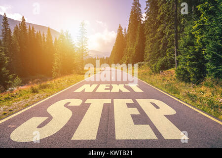 Straße Konzept, nächsten Schritt auf dem Weg in die Berge geschrieben Stockfoto