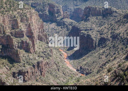 Die extrem schlammig und Schluffigen Salt River, über den Salt River Canyon. Stockfoto