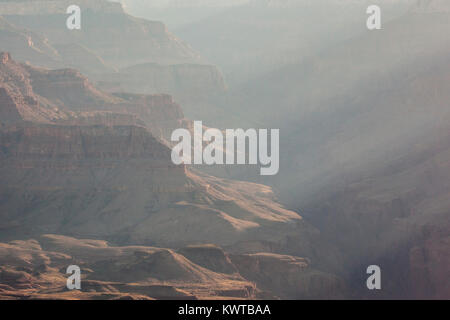 Sonnenstrahlen durch einen Dunst von Rauch in den Canyon in der Nähe von Waldbränden. Grand Canyon National Park, Arizona, USA. Stockfoto