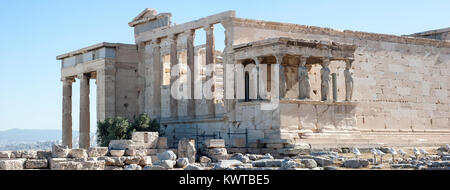 Panoramablick Hintergrund mit Akropolis, Halle von Karyatiden, Erechtheion Tempel in Athen, Griechenland Stockfoto