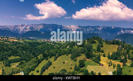 Sommer alpin Siebenbürgen, Sehenswürdigkeiten, Landschaft mit grünen Wiesen und Täler, hohe Piatra Craiului Bergen, Karpaten, Siebenbürgen, Rumänien, Euro Stockfoto