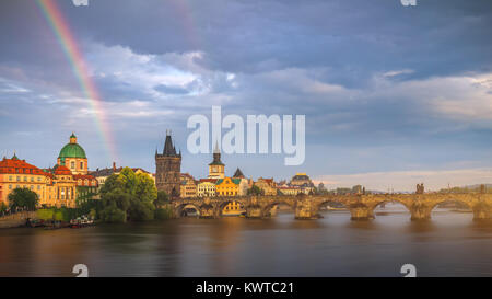 Regenbogen über die Karlsbrücke nach einem Sturm im Sommer, Prag, Tschechische Republik Stockfoto