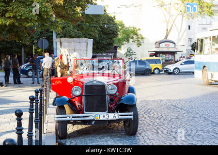 Lemberg, Ukraine - Juli 22, 2017: Alte retro Sowjetische rote Auto GAZ 1936 steht auf der Straße. Oldtimer Cabrio auf Stadt Straße, Vorderansicht Stockfoto