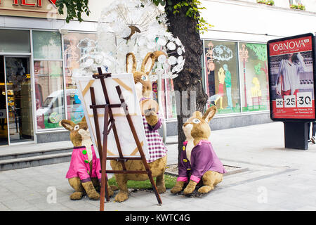 Lemberg, Ukraine - Juli 08, 2017: Familie von Kaninchen Spielzeug Dekoration in der Nähe von Shop Roshen auf Straße der Stadt. Hase - Künstler zeichnet Bild Stockfoto