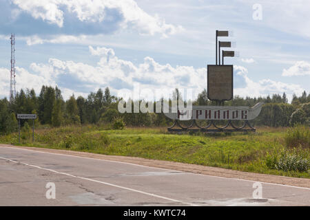 Kirillov, Vologda Region, Russland - August 9, 2014: Stella am Eingang der Stadt Kirillov Stockfoto