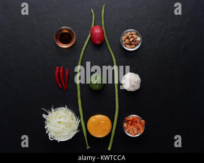 Mischen sie Bestandteile von Thai Green Papaya Salat Som tum aus geschredderten Papaya, getrocknete Garnelen, Tomaten, Kalk, Erdnuß, lange Bohnen, Chili, Knoblauch, Palm sug Stockfoto