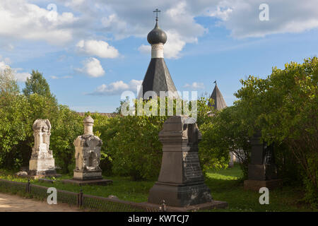 Kirillov, Vologda Region, Russland - August 9, 2015: Beerdigung Händler Stadt Kirillov (19. Jahrhundert) auf dem Gebiet der Kirillo-Belozersky Kloster Stockfoto