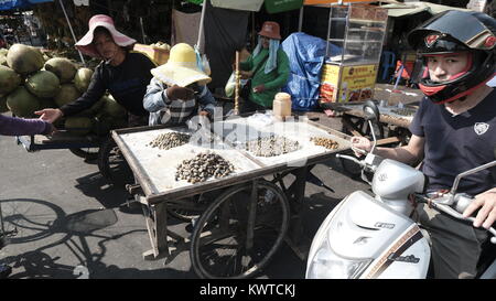 Street Scene Umgebung durch Basar russischen Markt der indigenen Kultur Toul Tom Poung Phnom Penh Kambodscha Stockfoto