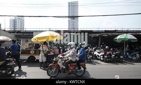 Street Scene Umgebung durch Basar russischen Markt der indigenen Kultur Toul Tom Poung Phnom Penh Kambodscha Stockfoto