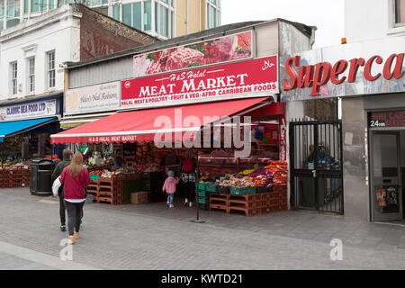 Halal Fleisch Markt an Woolwich in London, England. Der Speicher verkauft geschächtetes Fleisch und Geflügel, Obst und Gemüse und afro-karibische Speisen. Stockfoto