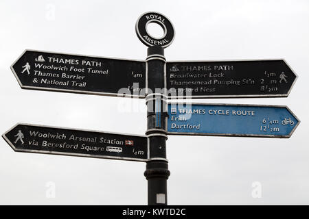 Unterschreiben Sie bei Royal Arsenal in London, England. Das Zeichen weist auf Sehenswürdigkeiten entlang der Fußweg und Radweg entlang der Themse. Stockfoto