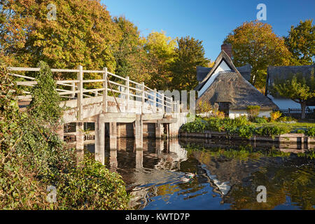 Flatford Brücke und Bridge Cottage am Fluss Stour in Dedham Vale, Suffolk, England Stockfoto