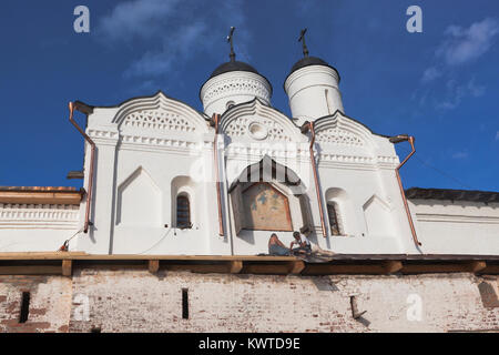 Kirillov, Vologda Region, Russland - August 9, 2015: Restaurierungsarbeiten an der Gate Kirche der Verklärung unseres Herrn in Kirillo-Belozersky Kloster. Stockfoto