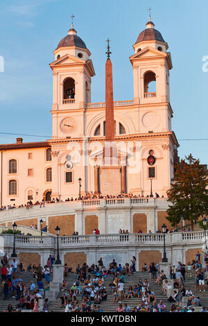 Piazza di Spagna, Spanische Treppe und Kirche Trinità dei Monti, Rom Italien Stockfoto