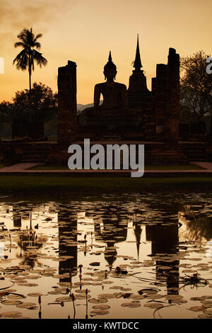 Wat Mahathat, spiegelt sich in einem See, Sukhothai, UNESCO-Weltkulturerbe, Thailand Stockfoto