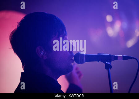 Die Englische elektronische Musik Gruppe Metronomy ist hier dargestellt, bei einem live Konzert in Kopenhagen. Hier Musiker Oscar Cash wird dargestellt, live auf der Bühne. Dänemark 09/04 2014. Stockfoto