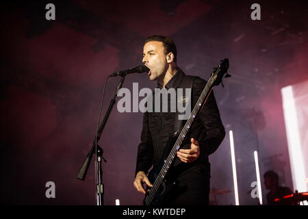 Die englische Rockband Muse führt ein Live Konzert in Orange Stadium an der Dänischen Musik Festival Roskilde Festival 2015. Hier Musiker Christopher Wolstenholme am Bass wird dargestellt, live auf der Bühne. Dänemark, 02/07 2015. Stockfoto