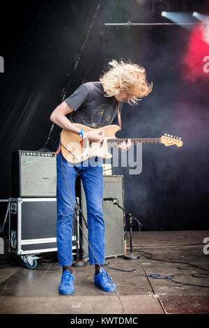 Die deutschen Rock duo ungerade Paar führt ein Live Konzert während der dänischen Musik Festival Roskilde Festival 2017. Hier Gitarrist und Sänger Jascha Kreft ist live auf der Bühne gesehen. Dänemark, 27.06.2017. Stockfoto