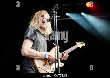 Die deutschen Rock duo ungerade Paar führt ein Live Konzert während der dänischen Musik Festival Roskilde Festival 2017. Hier Gitarrist und Sänger Jascha Kreft ist live auf der Bühne gesehen. Dänemark, 27.06.2017. Stockfoto