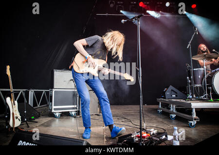 Die deutschen Rock duo ungerade Paar führt ein Live Konzert während der dänischen Musik Festival Roskilde Festival 2017. Hier Gitarrist und Sänger Jascha Kreft ist live auf der Bühne gesehen. Dänemark, 27.06.2017. Stockfoto