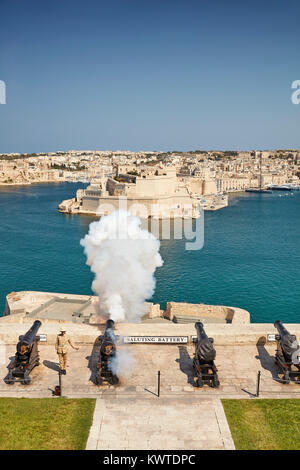 Dass Canon an der ehrenkompanie Batterie, oberen Barracca Gärten, Valletta, Malta gefeuert Stockfoto