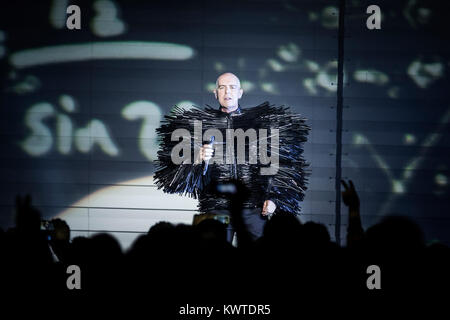 Die englische Electronic Pop Duo Pet Shop Boys besteht aus den zwei Musiker Neil Tennant (dargestellt) und Chris Lowe und ist hier im Bild bei einem live Konzert in Falconer Salen in Kopenhagen. Dänemark 09/07 2013. Stockfoto