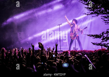 Der amerikanische Popstar Prince auf Zeigt die Sterne, während seine Live Show bei den Danish Music festival Skanderborg Festival 2013 durchführen. Dänemark 2013. Stockfoto