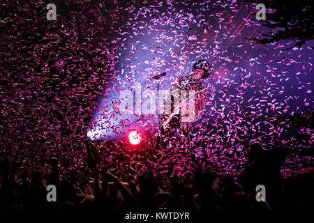 Sänger und Musiker Prince spielt eine Gitarre solo während Konfetti (Natürlich violett gefärbt) rund um das Fliegen über das Konzert Publikum bei seinem Auftritt in Skanderborg Festival. Dänemark 2013. Stockfoto