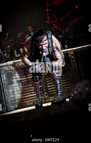 Die deutsche Industrial Metal Band Rammstein führt ein Live Konzert im Forum in Kopenhagen. Hier charakteristischen Sänger der Band Till Lindemann wird dargestellt, live auf der Bühne. Dänemark 15/12 2009. Stockfoto