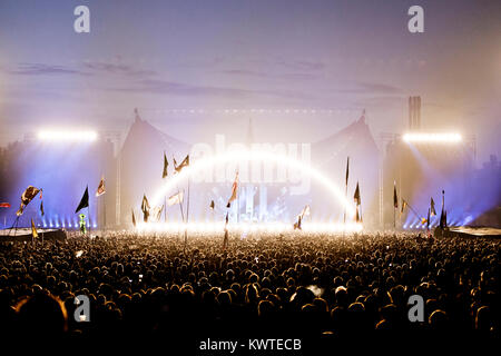 Der Bereich vor der Orange Stage beim Roskilde Festival ist mit amüsiert und unterhalten Musik Fans, die anderen live Konzert genießen. Dänemark 2012. Stockfoto