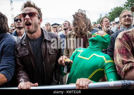 Enthusiastisch und energiegeladene Musik Fans bei einem Konzert mit der dänischen Punk crazy-rock Band Narcosatanicos an der Norden Europas größte Music festival Roskilde Festival 2014. Dänemark 02/07 2014. Stockfoto