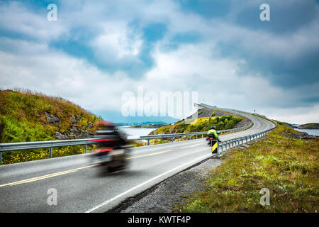 Zwei Biker auf Motorrädern. Atlantic Ocean Road oder der Atlantikstraße (Atlanterhavsveien) vergeben den Titel als "norwegische Bau der Jahrhun Stockfoto