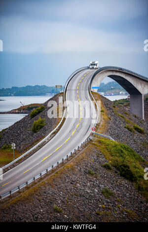 Wohnwagen Auto fährt auf der Autobahn... Atlantic Ocean Road oder der Atlantikstraße (Atlanterhavsveien) wurde den Titel als (norwegische Bau ausgezeichnet Stockfoto