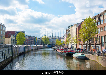 Amsterdam, Niederlande - 19 April, 2017: Die große schiffbaren Kanal namens Singel mit schwimmenden Blumenmarkt Stände, Amsterdam, Niederlande Stockfoto