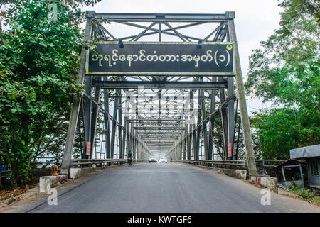 "Bayint Naung' Brücke (Nr. 1) in Yangon, Myanmar. Jan 2018. "Bayint Naung' ist eine alte Myanmar König. Stockfoto