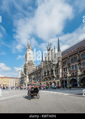 München, Deutschland - 29. Mai 2016: Touristen auf dem trishaw in der Nähe von Neues Rathaus am Marienplatz in München, Bayern, Deutschland. Stockfoto