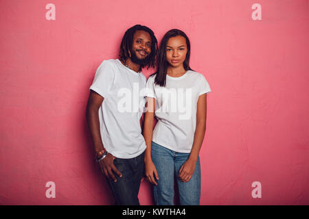 Schönen afrikanischen amerikanischen Paar in den weißen T-Shirts. Mock-up. Stockfoto