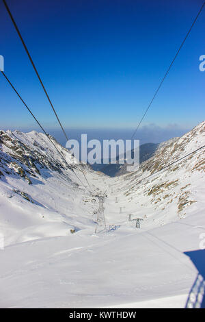 Auto Kabel, die über die berühmte Transfagarasan Straße, im Schnee Stockfoto