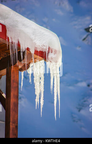 Zahlreiche Eiszapfen am Rande einer Kabine Dach am Balea See, Rumänien Stockfoto