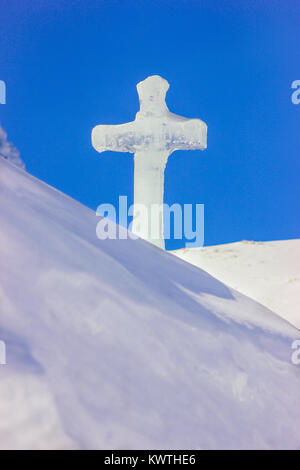 Kreuz christliche Symbol aus einem eisblock auf dem Eis Kirche am Balea See in Sibiu, Rumänien Stockfoto