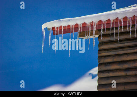 Zahlreiche Eiszapfen am Rande einer Kabine Dach am Balea See, Rumänien Stockfoto