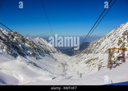 Auto Kabel, die über die berühmte Transfagarasan Straße, im Schnee Stockfoto