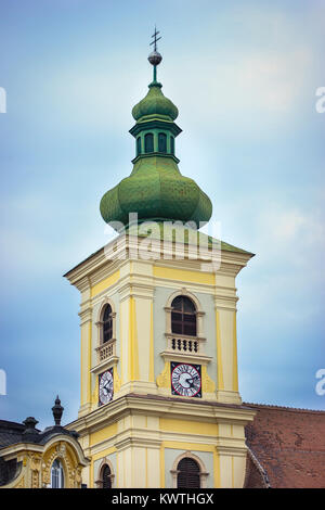 Glockenturm der Kirche der Heiligen Dreifaltigkeit in Piata Mare, Sibiu, Rumänien Stockfoto