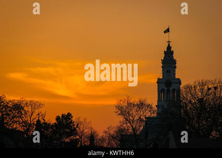 Glockenturm der Arad Rathaus mit Sonnenuntergang hellen Hintergrund in Arad, Rumänien Stockfoto