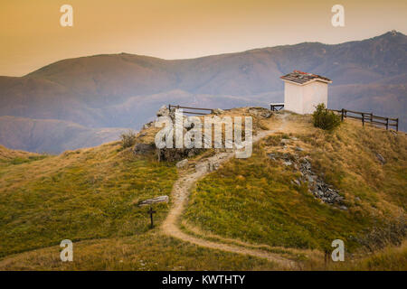 Alpine Landschaft mit kleinen Soldaten Denkmal mit Blick auf das Mittelmeer in Beigua nationaler Geopark, Ligurien, Italien Stockfoto