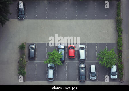 Blick von oben der Autos auf einem Parkplatz geparkt Stockfoto