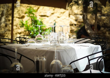 Al Fresco Dining auf der Terrasse des Rampila Restaurant in der mittelalterlichen Stadtmauern von Valletta, Europäische Stadt der Kultur 2018, Malta Stockfoto