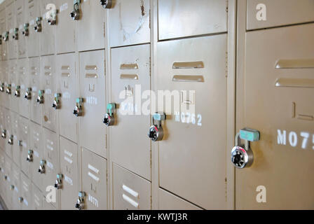 Alte, rostige, Metallschränke mit Schlössern. Stellt Konzepte, wie z. B. Sicherheit, Securit, Diebstahl, in der Schule oder zu allgemeinen Themen wie Sport. Stockfoto