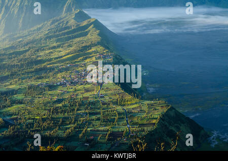 Cemoro Lawang Dorf im Osten von Bromo Caldera. Das Dorf ist einer der besten Ort, um den Vulkan zu beobachten. Stockfoto