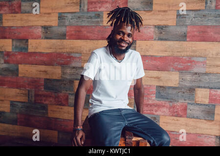 Afrikanische amerikanische Mann mit Dreadlocks und ein weißes T-Shirt. Mock-up. Stockfoto